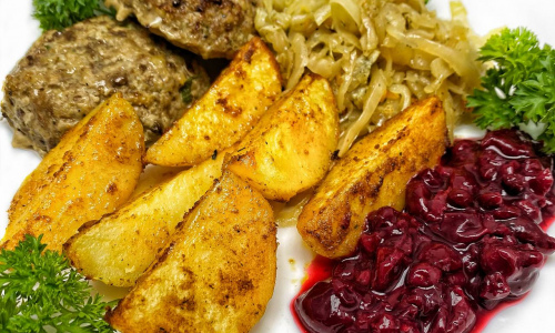 Бифштекс из оленины с картофельными дольками по-деревенски и прогретой клюквой с бальзамиком